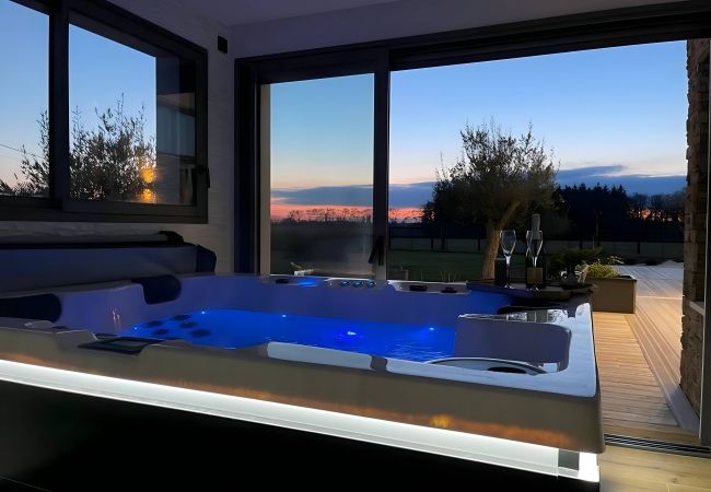 Relajación absoluta en la zona de spa con vistas a la puesta de sol Zona de baño/spa con vistas a la puesta de sol y a la terraza, que ofrece la máxima experiencia de relajación
