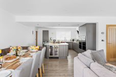 Casa en Bishopsteignton - Greenacre – Contemporary 5-Bedroom Devon Hideaway with Gardens & Parking
