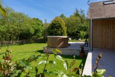 Ferienhaus in Shaldon - Sunnybrook – Luxury Eco Retreat with Hot Tub Near Shaldon