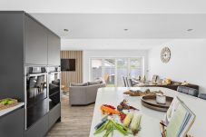 Ferienhaus in Bishopsteignton - Greenacre – Contemporary 5-Bedroom Devon Hideaway with Gardens & Parking